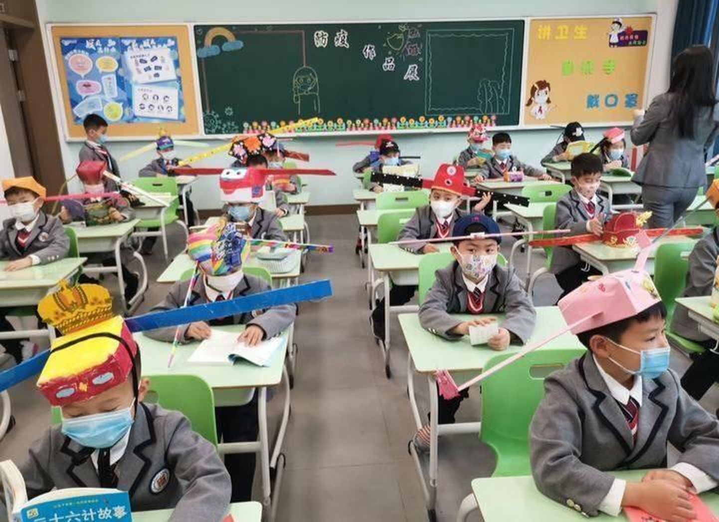 В китайской школе посоветовали родителям сделать детям специальные шапочки, которые обозначали бы безопасную дистанцию.