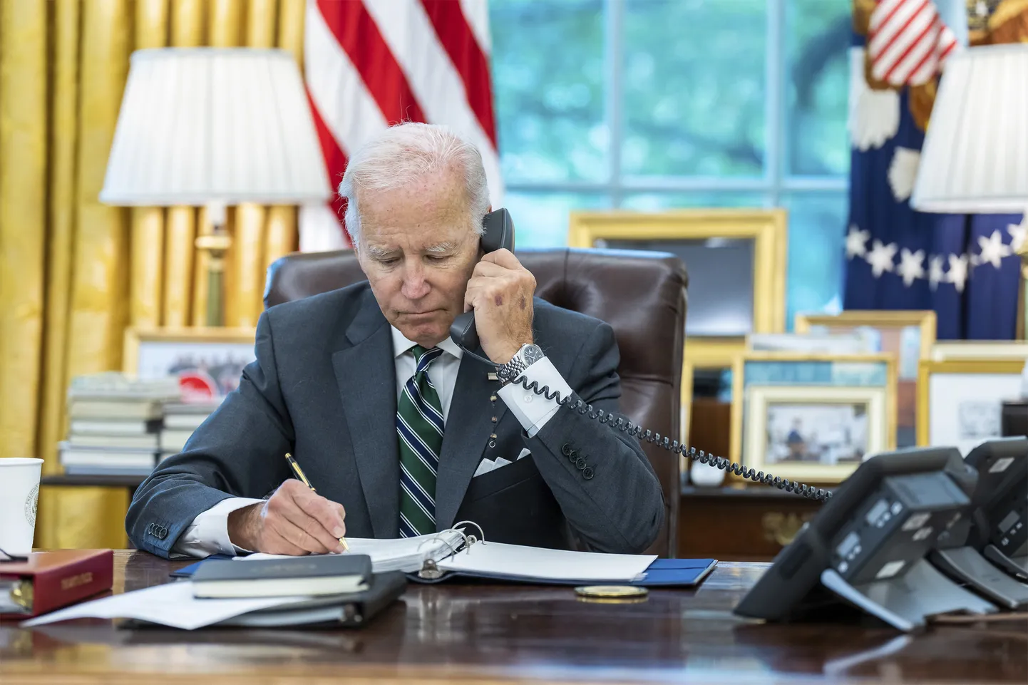 USA president Joe Biden õnnitleb sel mullu 25. augustil tehtud fotol Ovaalkabinetis laua nimega Resolute Desk taga telefonitsi Ukraina riigipead Volodõmõr Zelenskõid tema riigi äsja möödunud iseseisvuspäeva puhul. Foto on illustreeriv.