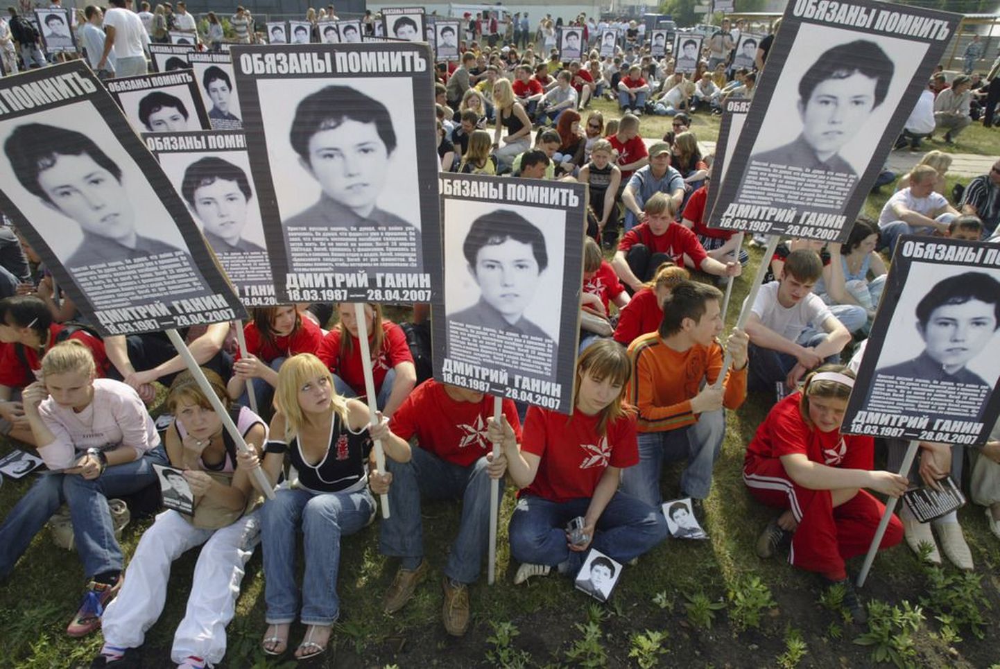 Našistid pronksööl hukkunud Dmitri Ganini pildiga plakatitega Moskvas 2008. aastal.