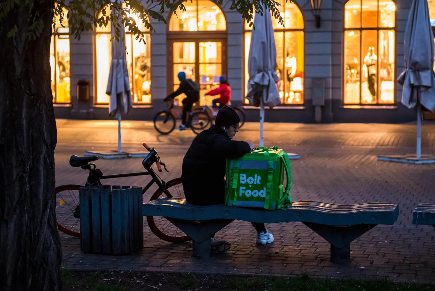 Курьер Bolt в Риге.