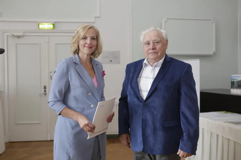 Vabatahtlikult kogukonnatööga tegeleva eakana tunnustas sotsiaalkaitseminister Kaia Iva täna Jaak Värnikut, kes korraldab kohalike pensionäride kogukonnale koolitusi, konverentse ja õppepäevi.