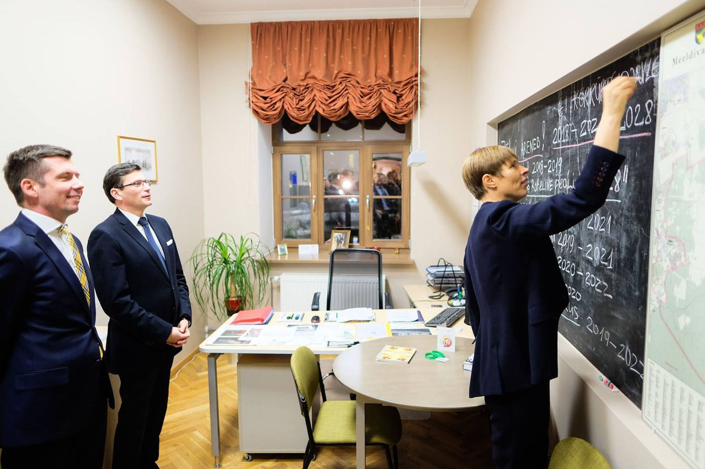 Pärast gümnaasiumi külastas Kaljulaid teisipäeval veel Ida-Virumaa kutsehariduskeskust, helitehnikatootjat Audes ning Jõhvi vallavalitsust. Seal kirjutas ta heade mõtete tahvlile "Ei korruptsioonile!". Ilmselt sai president selleks inspiratsiooni gümnaasiumis esitatud küsimusest, millal lõpetab valitsus korruptsiooni Kohtla-Järvel. Seda teadmata puhkes Facebookis arutelu, miks Kaljulaidil Jõhvis just selline mõte tekkis.

PRESIDENDI KANTSELEI
