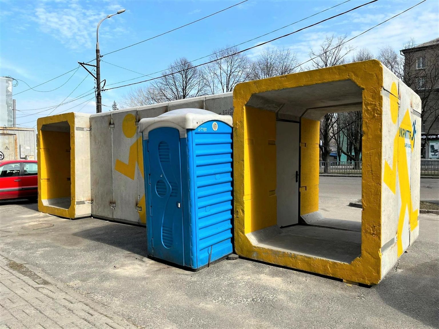 Betoonist konteinervarjend Dnipros, siin on ka kiire tualetivõimalus.