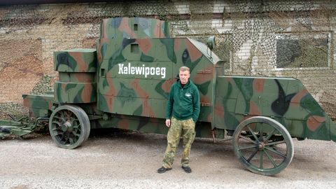 FOTOD JA VIDEO ⟩ Sõjavara muuseumi õuele on jõudnud teine valmis ja liikuv soomusauto – Kalevipoeg