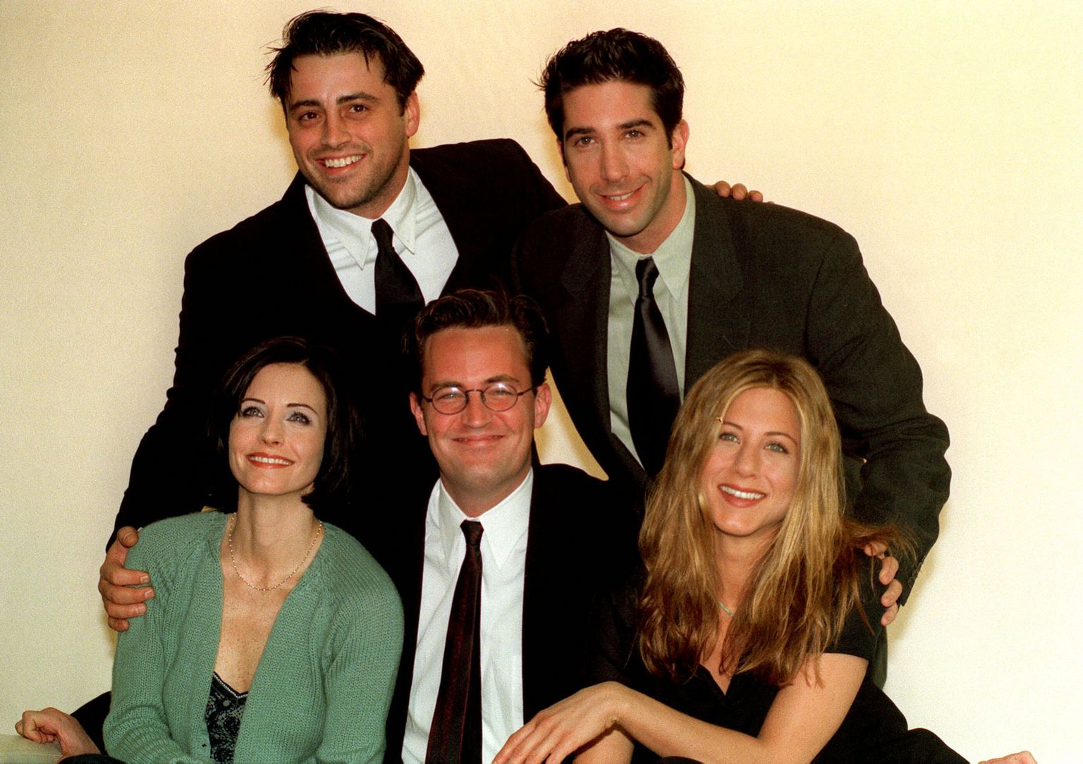 «Sõprade» tähed. Seisavad (vasakult) Matt Le Blanc, David Schwimmer, istuvad (vasakult) Courteney Cox, Matthew Perry ja Jennifer Aniston.
