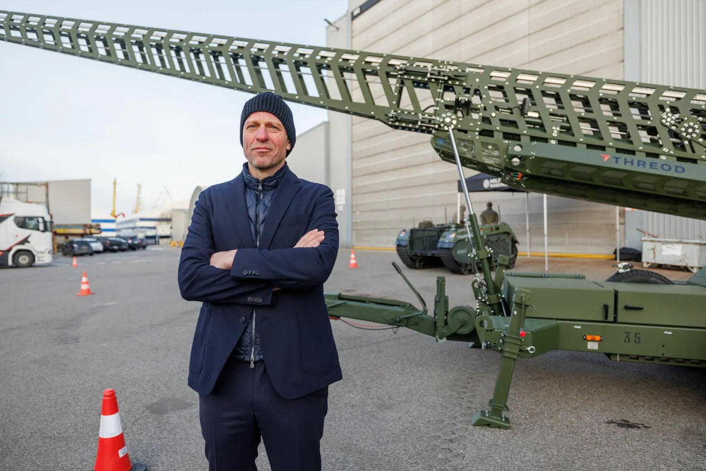 Kaitsetööstuste liidu nõukogu esimees Taavi Veskimägi ja Threodi droonikatapult. FOTO: Mihkel Maripuu