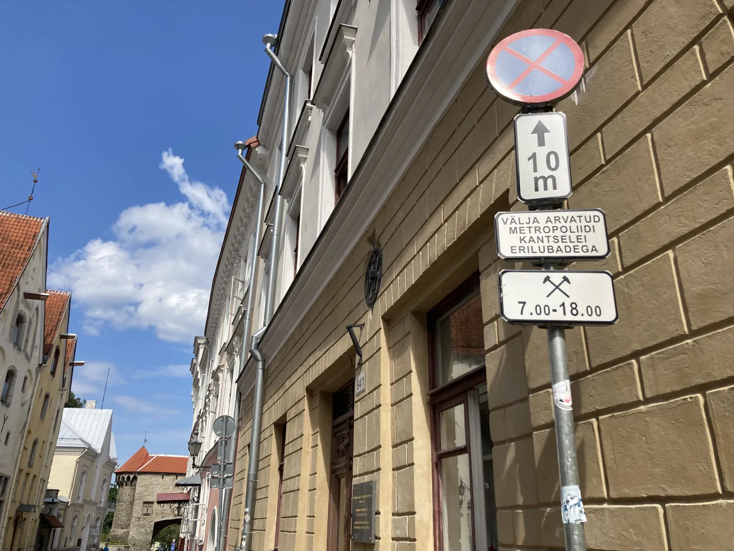 Lisaks soodsale üürile oli metropoliidi kantseleil veel üsna hiljuti õigus ka Pikal tänaval parkimist korraldada.