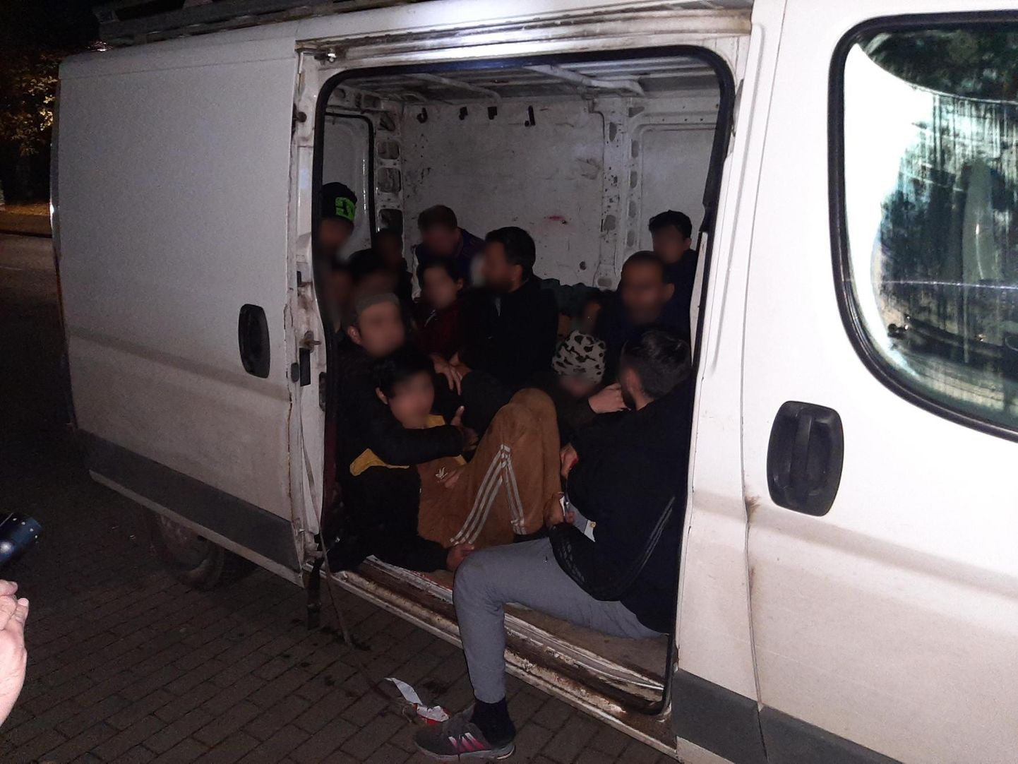 Немецкие полицейские недалеко от польской границы обнаружили 24 нелегалов из Ирана и Ирака в фургоне жителя Эстонии.