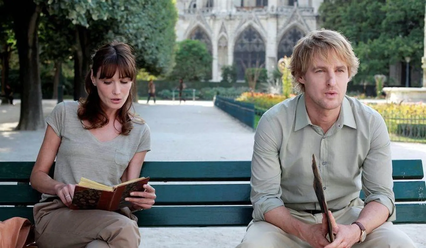 Carla Bruni mängitud tegelane tõlgib Owen Wilsoni karakterile vana päevikut Woody Alleni 2011 aasta filmis «Südaöö Pariisis». Taustal Jumalaema kirik.