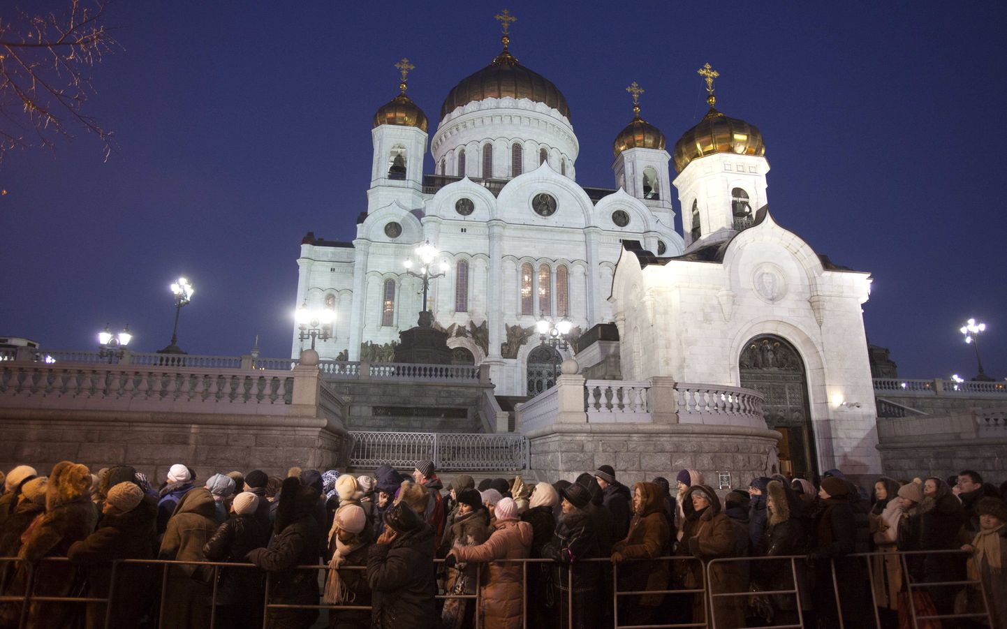 Очередь паломников у храма Христа Спасителя в Москве