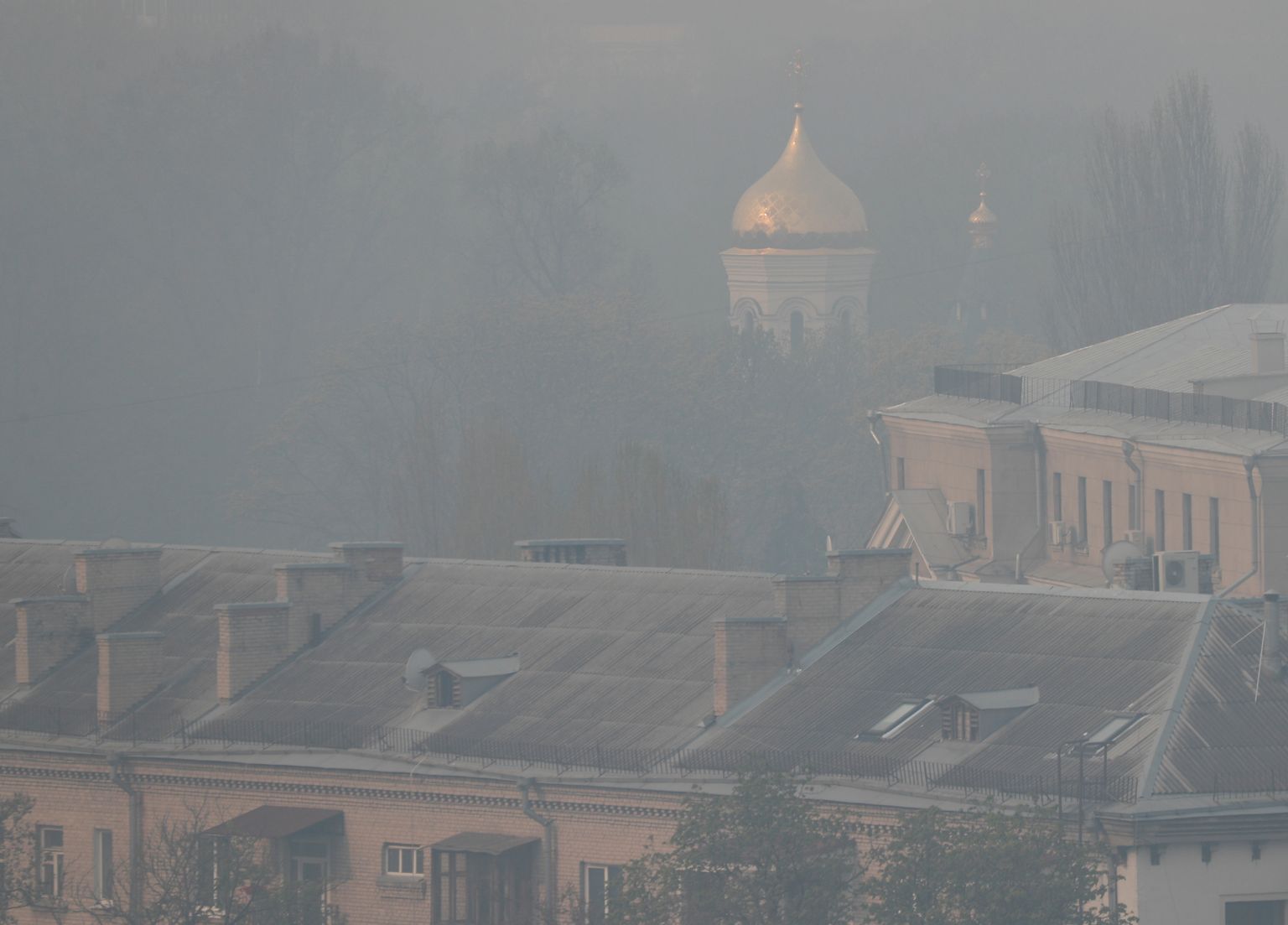 Облака дыма от пожара в зоне отчуждения Чернобыльской АЭС окутали Киев.