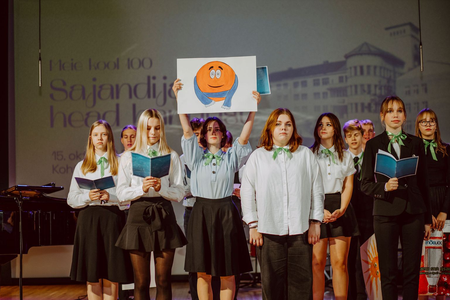 Программа учеников Ярвеской основной школы, выступивших на концерте, посвященном столетию эстонской школы Кохтла-Ярве, осветила самые знаменательные поворотные моменты в истории школы.