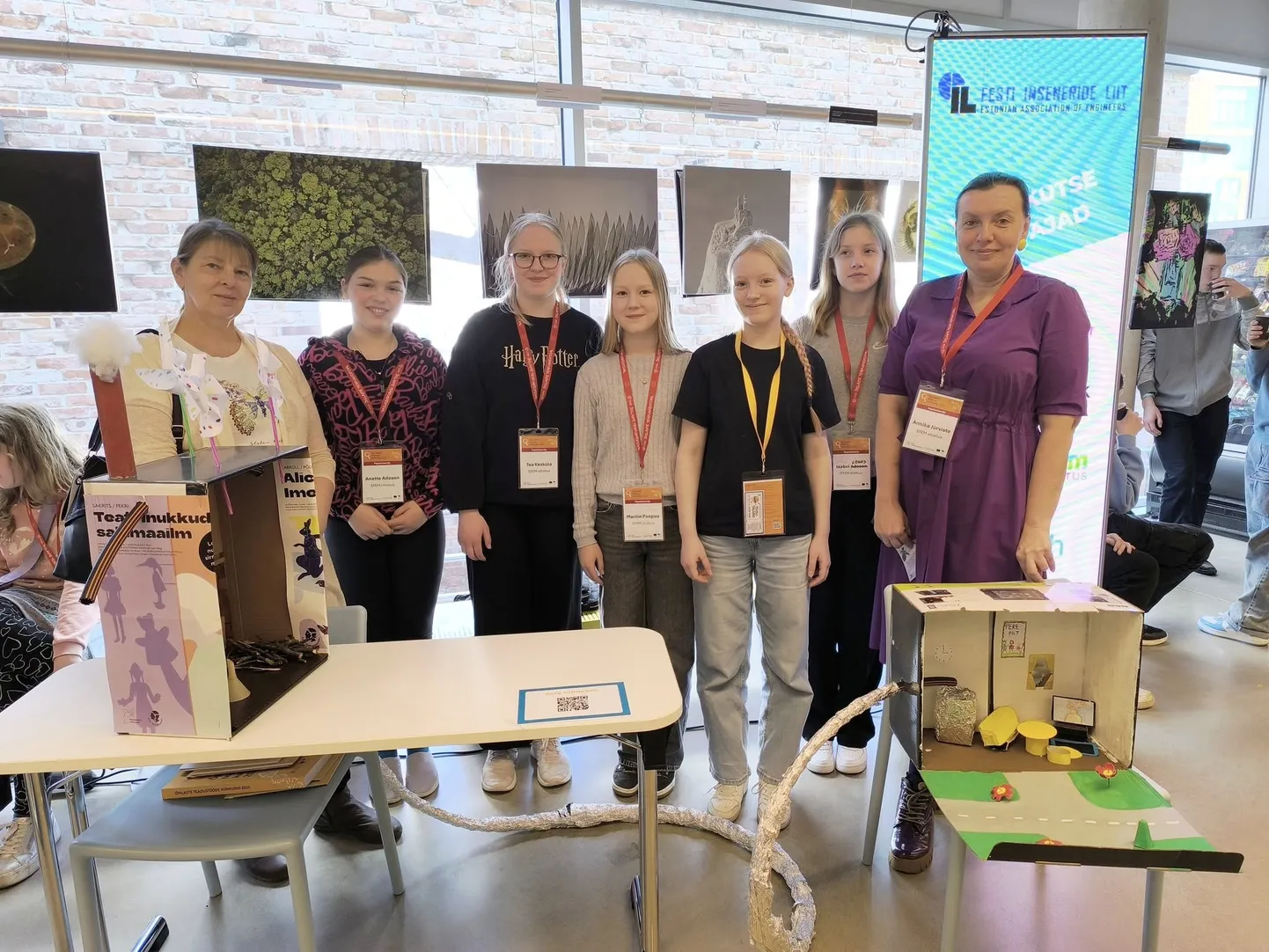 AUHINDA VÄÄRT TIIM: Õpetaja Anneli Kandima, Anette Adoson, Tea Kesküla, Marilin Poopuu, Teele Tõhk, Lisann Lonks ja õpetaja Annika Jürviste.