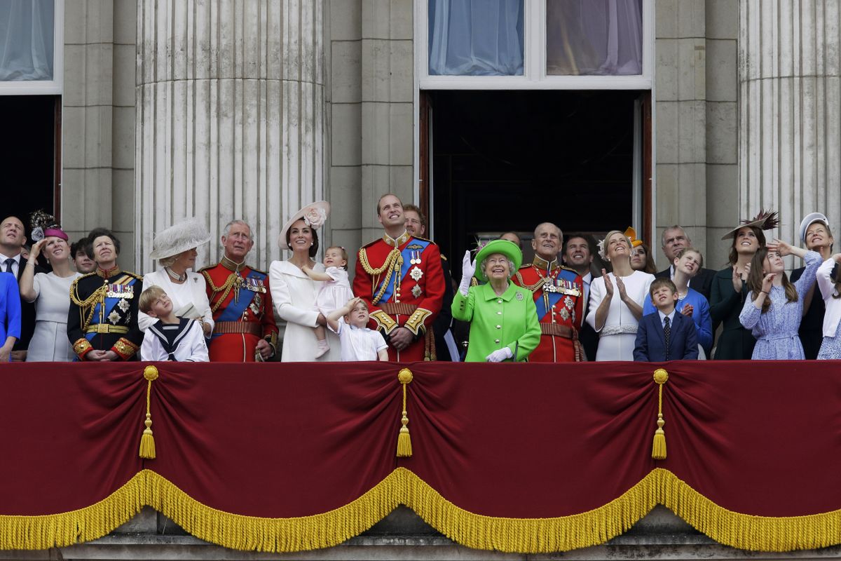 2016. gada 11. jūnijs. Kembridžas hercogi ar abiem bērniem kopā ar visu karalisko ģimeni vēro krāšņo avio parādi, kas ik gadu notiek par godu Viņas Majestātei Elizabetei II. 