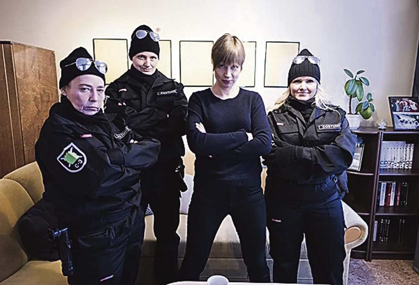 Turvatöötajate vormid on näituse eksponaadid (paremalt teine on Kersti Kaljulaid).