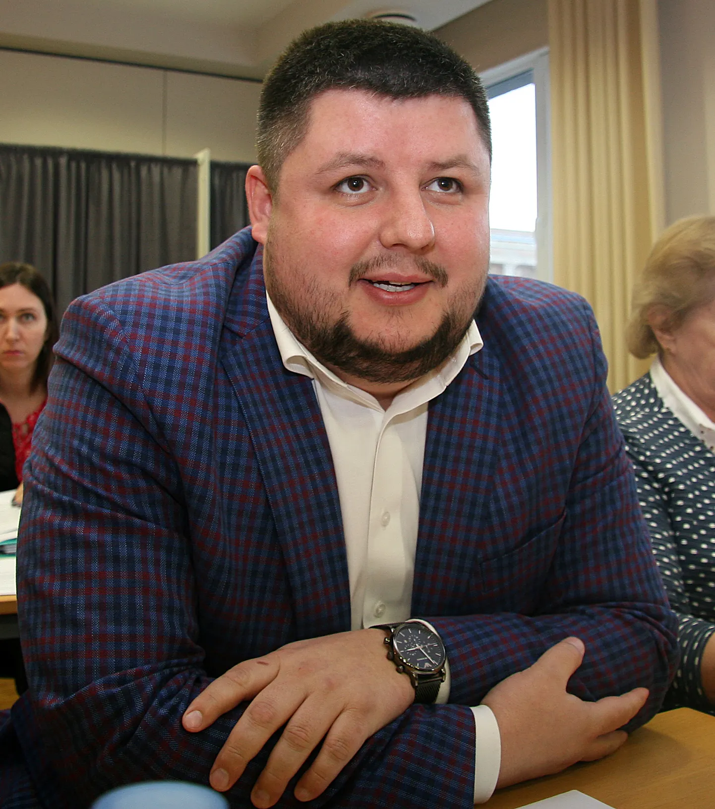 Vaatamata OSK Grupi nõukogu esimehe kinnitusele, et ettevõtte uus juht peaks olema tööpostil kättesaadav vaat et 24 tundi ööpäevas, ei õnnestunud Põhjarannikul Deniss Veršininit kahe päeva jooksul telefonitsi kätte saada.