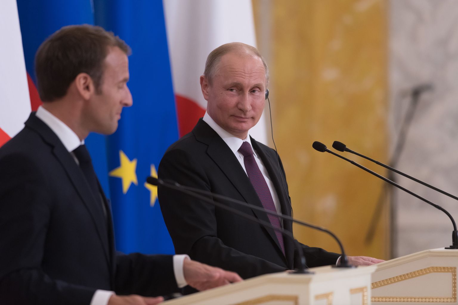 Emmanuel Macron ja Vladimir Putin pressikonverentsil.