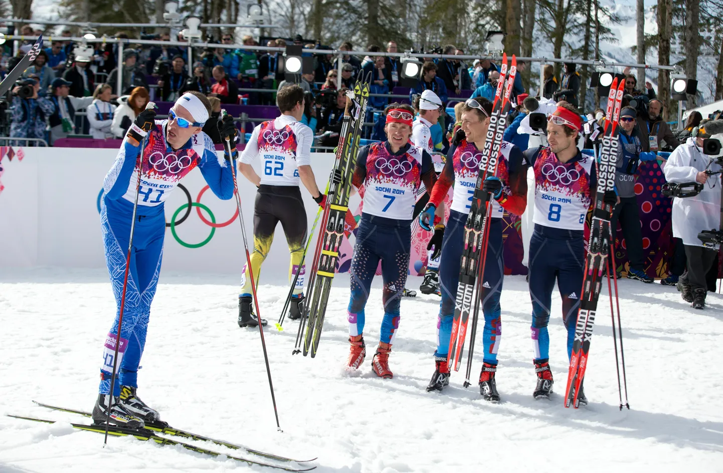 Aivar Rehemaa läks Sotši olümpiaks vormi ajastades teadlikult riskile, kuid lõikas valusalt näppu, mistõttu leppis meeste maratonis 44. kohaga. Pildil on näha ka vormiga täppi pannud esikolmik: Aleksander Legkov (nr. 3), Maksim Võlegžanin (nr 7) ja Ilja Tšernousov (nr. 8). Tõsi, mis meetodite abil venelased vormi paika said, on muidugi omaette küsimus.