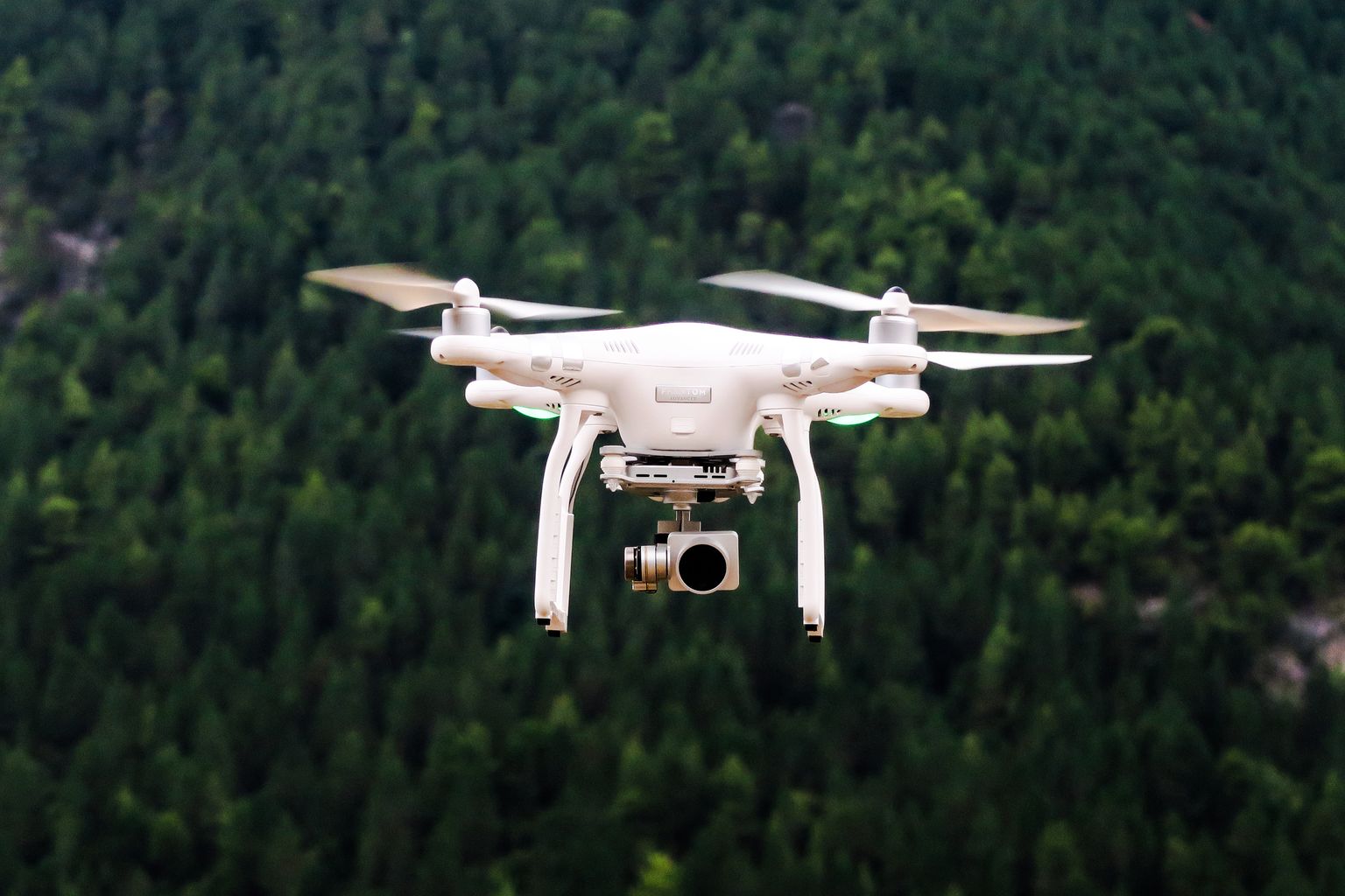 Droon kaameraga metsa kohal. Nüüdisaegne laiaspektriline sensor pole tavalisest kaamerast suurem.