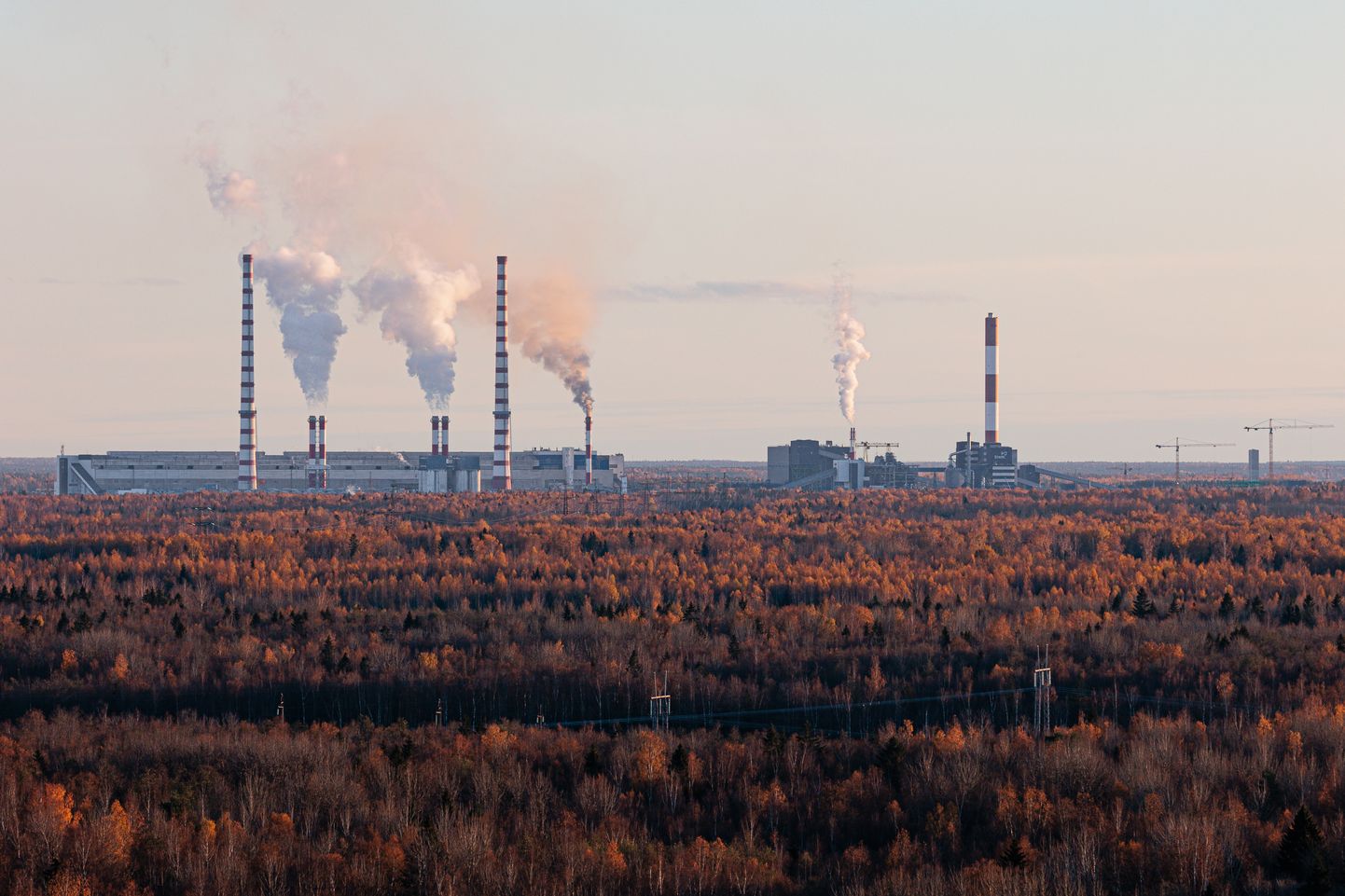 Сланцевые электростанции и завод масел "Eesti Energia" рядом с Нарвой.
