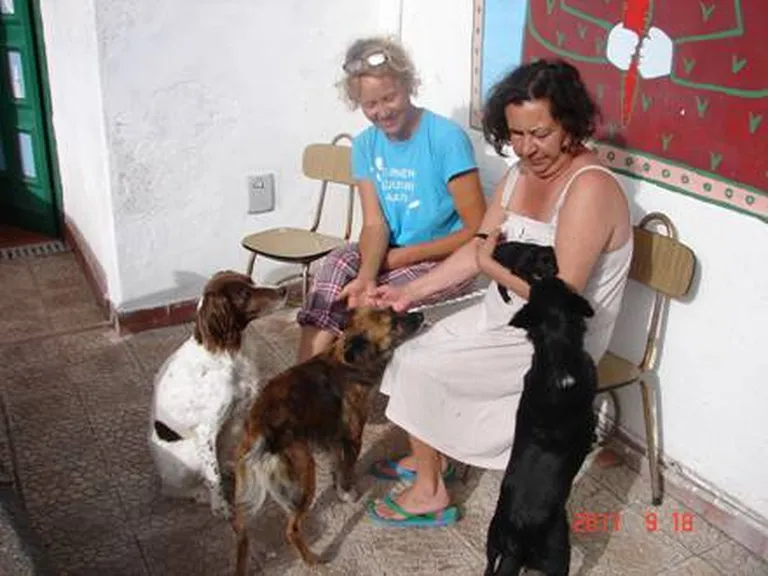 Ave ja Angelita oma majavalvuritega. Pildilt puudub Kaliima.