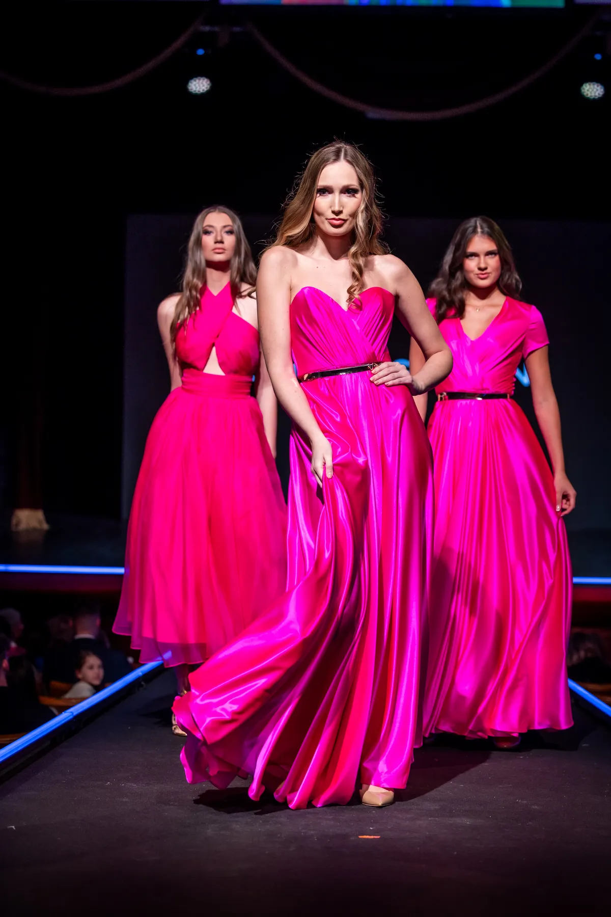 Kui ikka energia otsas ja sära seestpoolt ei tule, siis fuksia aitab alati välja. Liina Stein Tallinn Fashion Week, kevad 2025