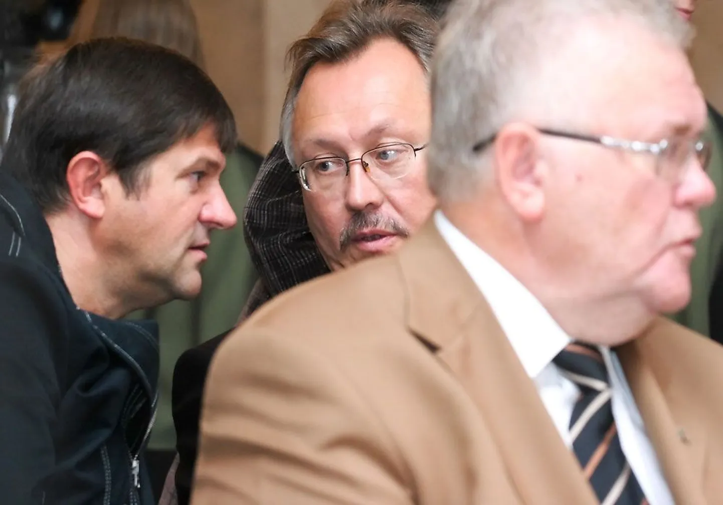 Narva linnavolikogu endised liikmed Fjodor Ovsjannikov (vasakul) ja Andrei Filippov tseremoonial, kus Tallinna linnapea Edgar Narvale andis Narvale üle sügispealinna tiitli.