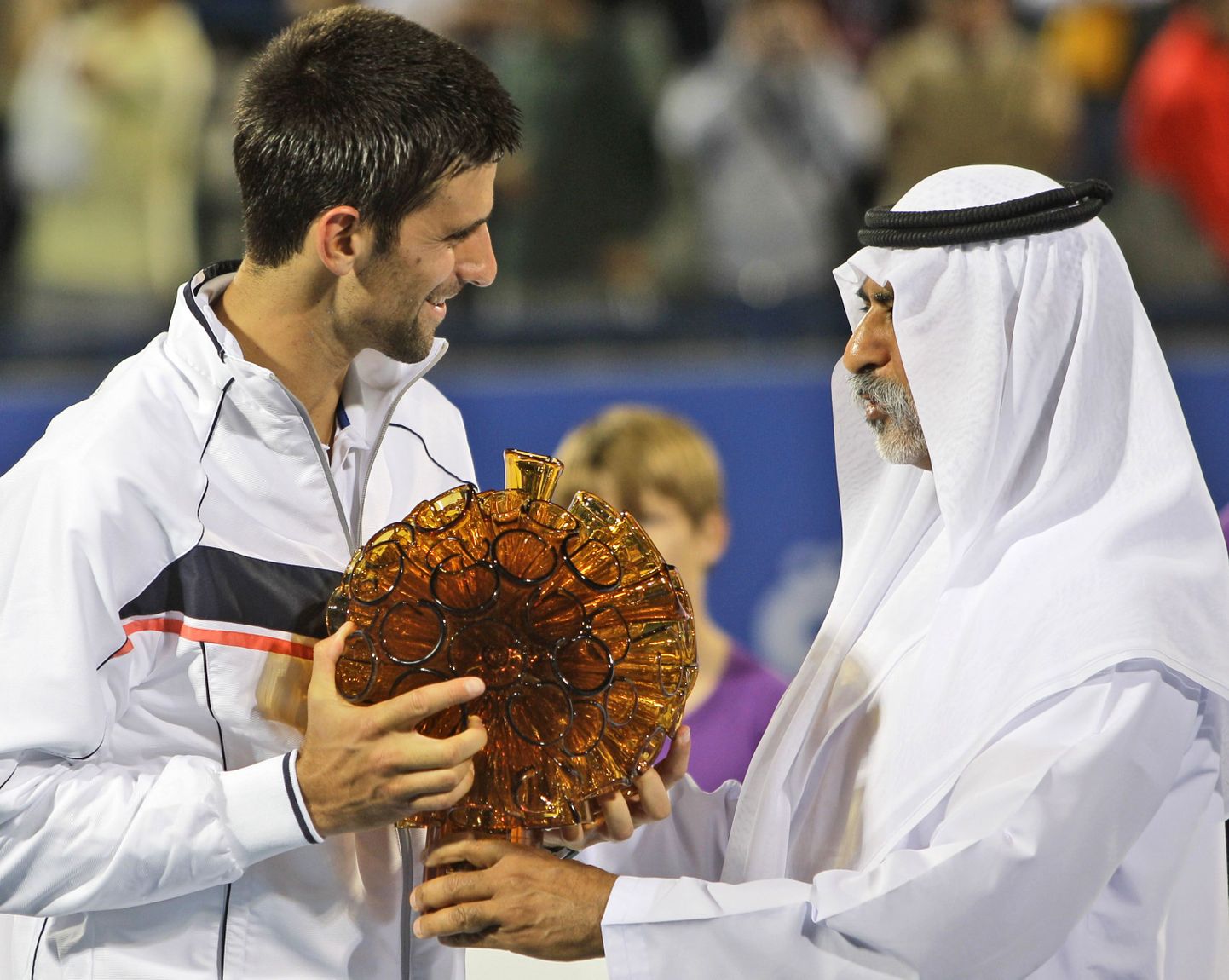 Novak Djokovic auhinda vastu võtmas.