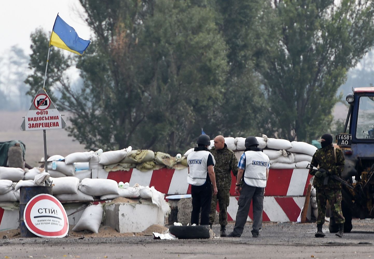 Euroopa Julgeoleku ja Koostööorganisatsiooni (OSCE) esindajad vestlevad Ukraina sõduritega Mariupoli juures.