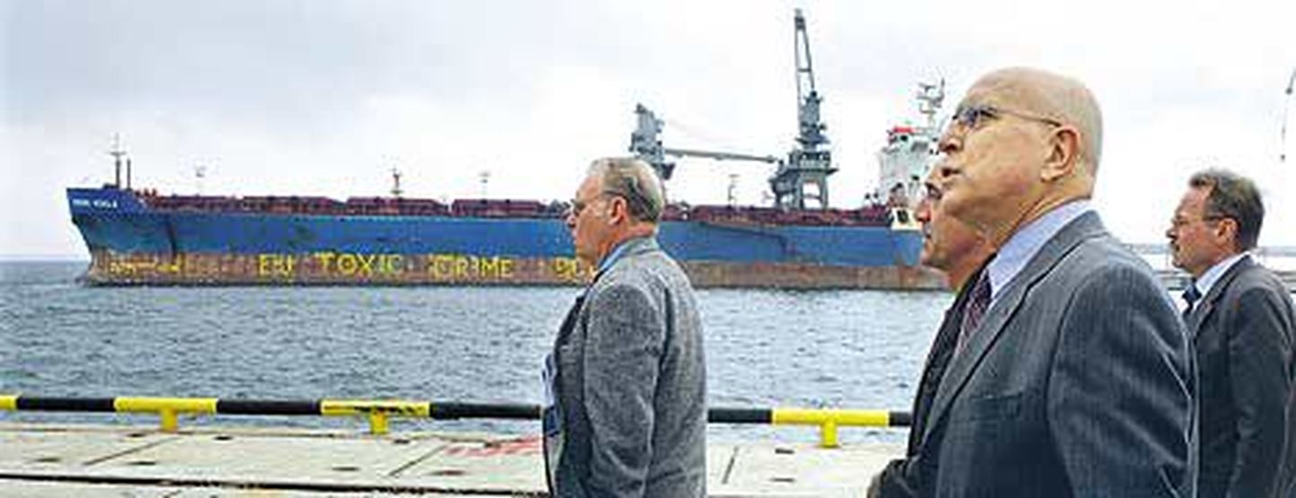 Paldiski sadama kapten Toomas Muraev ees, Euroopa Komisjoni keskkonnavolinik Stavros Dimas (esiplaanil) koos kaaskonnaga järel, käisid eile sadamas ringi. Samas seisab sadamas endiselt kahtlusalune tanker Probo Koala, mille kerel on näha Greenpeacei maalitud kollane hoiatuskiri mürgilaevast.