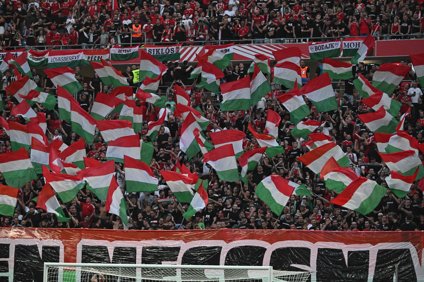 Ungari jalgpallifännid elavad Budapestis Leedu ja Ungari mängule kaasa 20. juunil 2023.