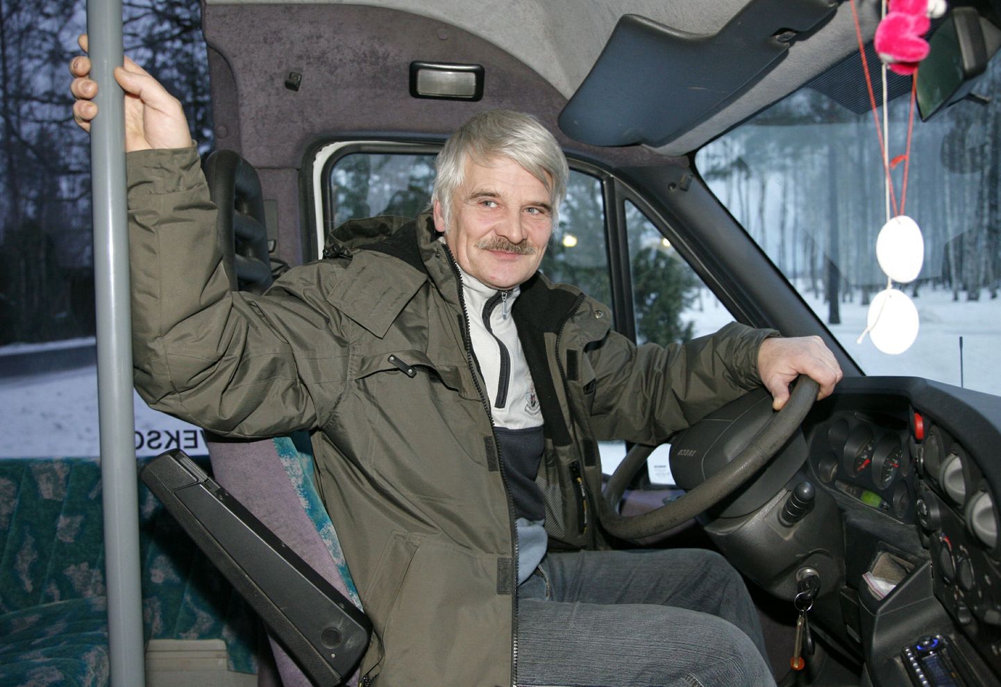 Vello Remmel on koolibussi juht, kes sõidab võimaluse korral õpilase koduhoovigi.