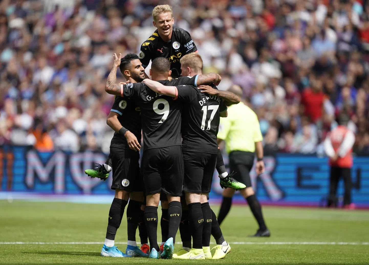 Manchester City väravat tähistamas.