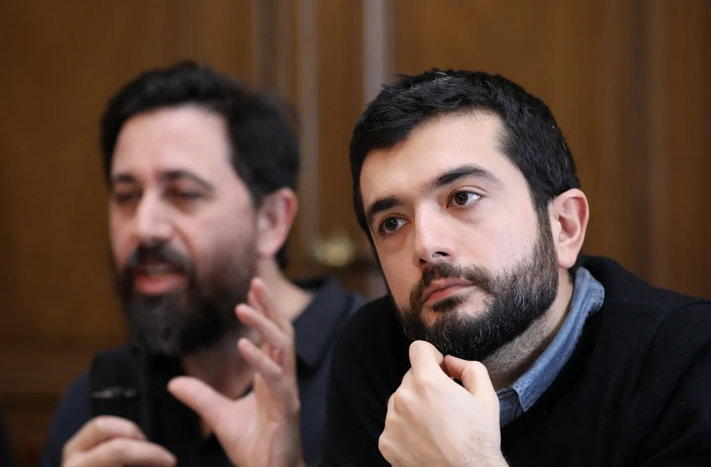 Scenogrāfs un gaismu mākslinieks AJ Vaisbārds (no kreisās) un režisors Aiks Karapetjans piedalās preses konferencē, kurā informē par operu "Burvestība" un "Pajaci".