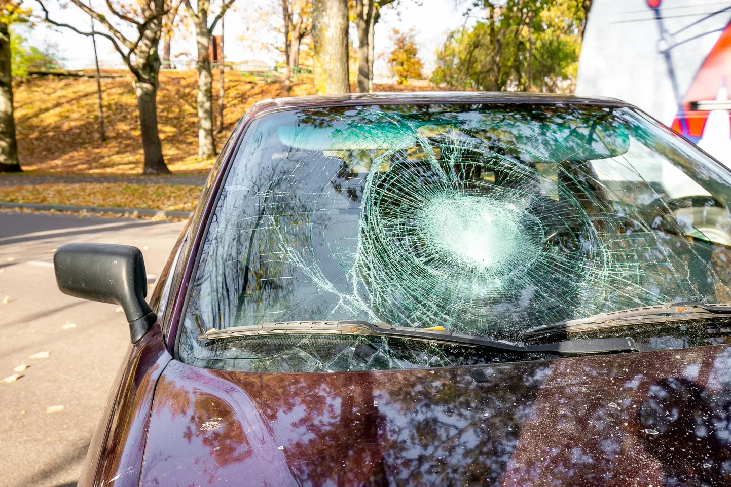 Eakate juhtide liiklusõnnetustesse sattumine tekitab sageli palju küsimusi. Pildil Audi, millega eakas juht sõitis vastu laternaposti, ise ta kokkupõrkes viga ei saanud.