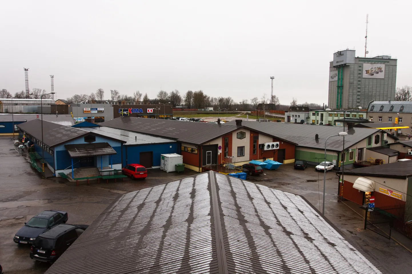 Enamik Valga turuhallidest on nüüdseks tühjaks jäänud. Turu uue omaniku Iron Arenduse OÜ kaasjuhataja Toomas Laani sõnul on nii nende kui olemasolevate üürnike huvi, et pinnad täidetud saaksid.