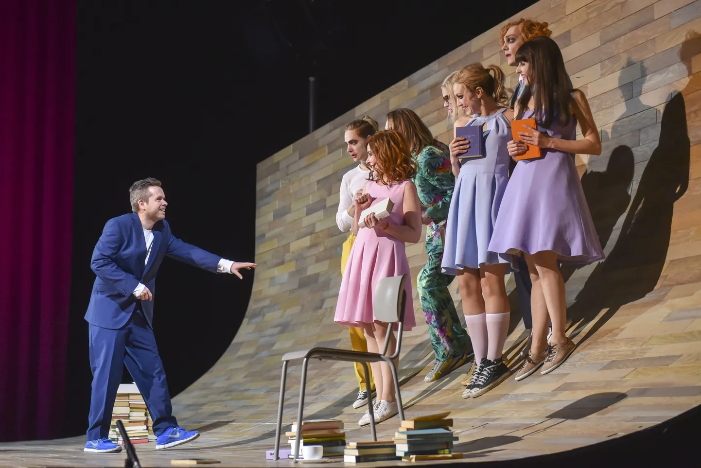 Ene-Liis Semperi ja Tiit Ojasoo lavastus "Pygmalion" Thali teatris, Elizat mängiB Kristof van Boven,