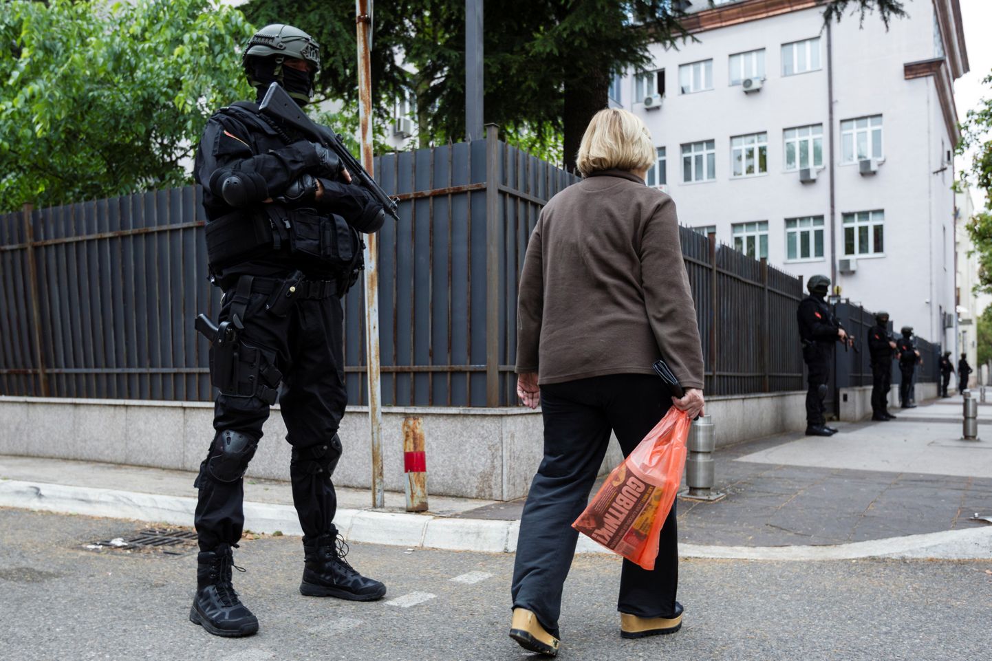 Policijas apsardze pie Melnkalnes Augstākās tiesas ēkas Podgoricā