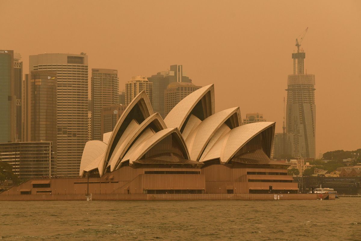Maasikupõlengute suits mattis Sydney linna oranžikasse sudusse.
