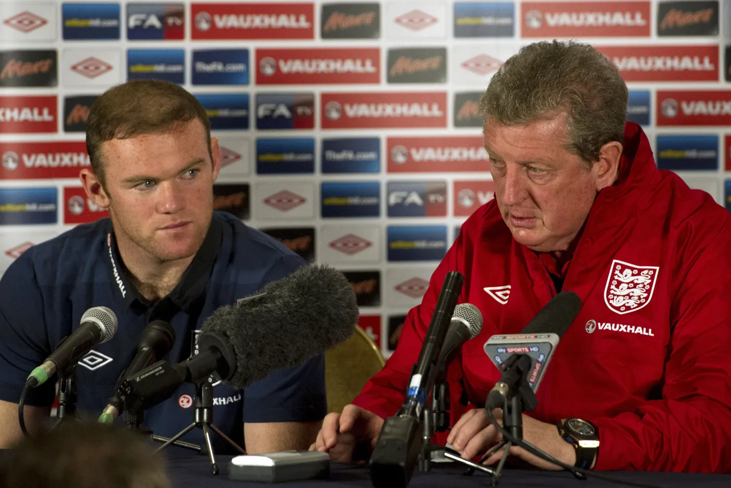 Inglismaa koondise peatreener Roy Hodgson ja Wayne Rooney pressikonverentsil.