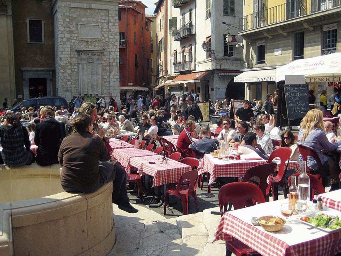 Nice'i vanalinna rahvarohked väikesed väljakud mahutavad endasse palju armsaid kohvikuid.