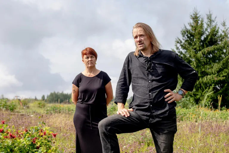 Perekond
Hütile kuuluvas OleMari talus on kaks tegevusvaldkonda: taime- ja kitsekasvatus. Esimene on perenaise Marika kanda, teine peremehe Ole vedada.