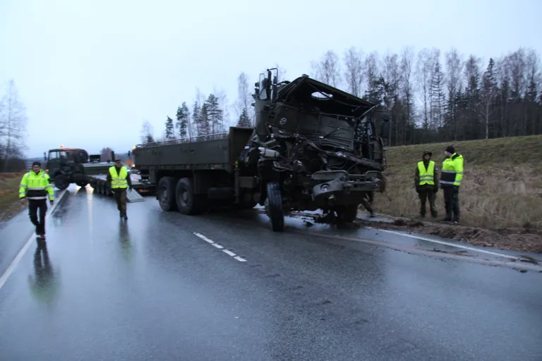 Õnnetus kaitseväe sõidukitega Põlva ja Tartu maakonna piiril