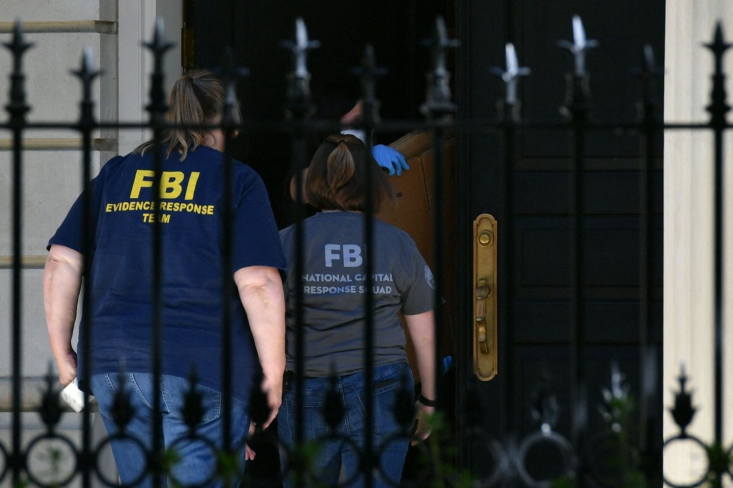FBI teisipäeval läbiotsimisi teostamas.