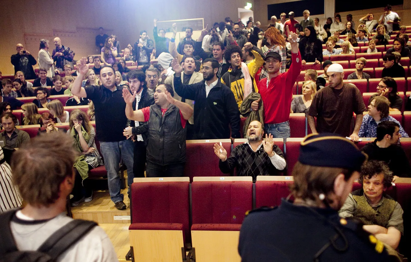 Uppsala Ülikooli auditoorium, esiplaanil politseinikud.