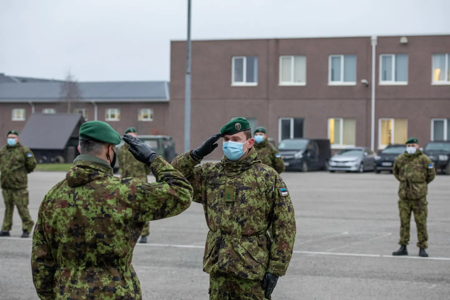 Ka kaitseväes kantakse maske ja hoitakse distantsi.