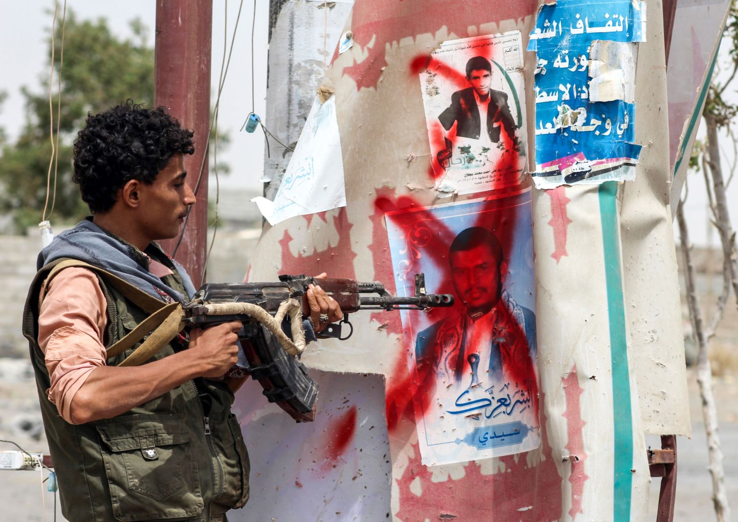 Jeemeni valitsusmeelne võitleja huthimässuliste juhi pildi juures.