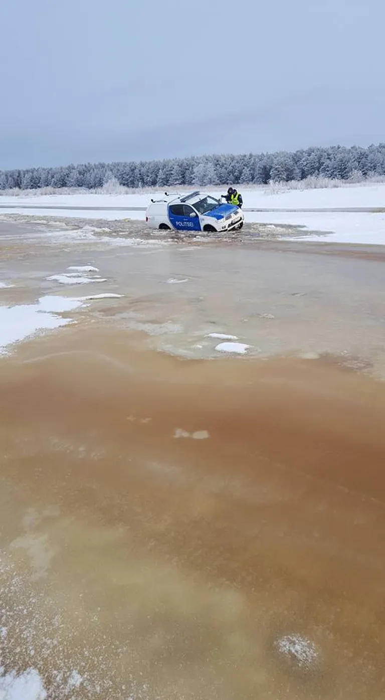 Pärnu külje all Reiu külas vajus politseiauto läbi merejää.