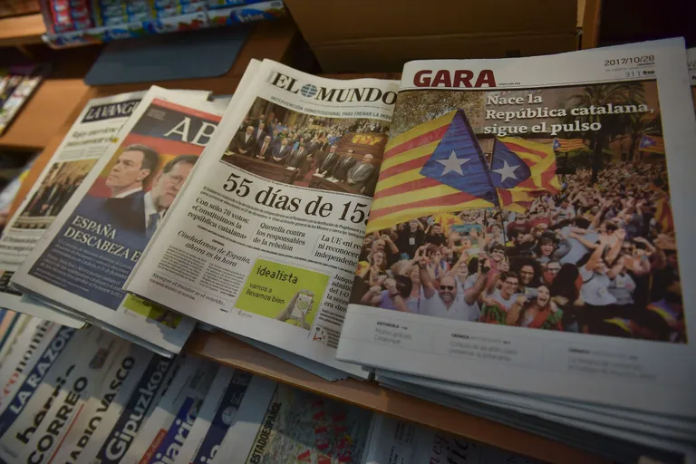 Hispaania ajalehed kajastamas Kataloonia kriisi. 