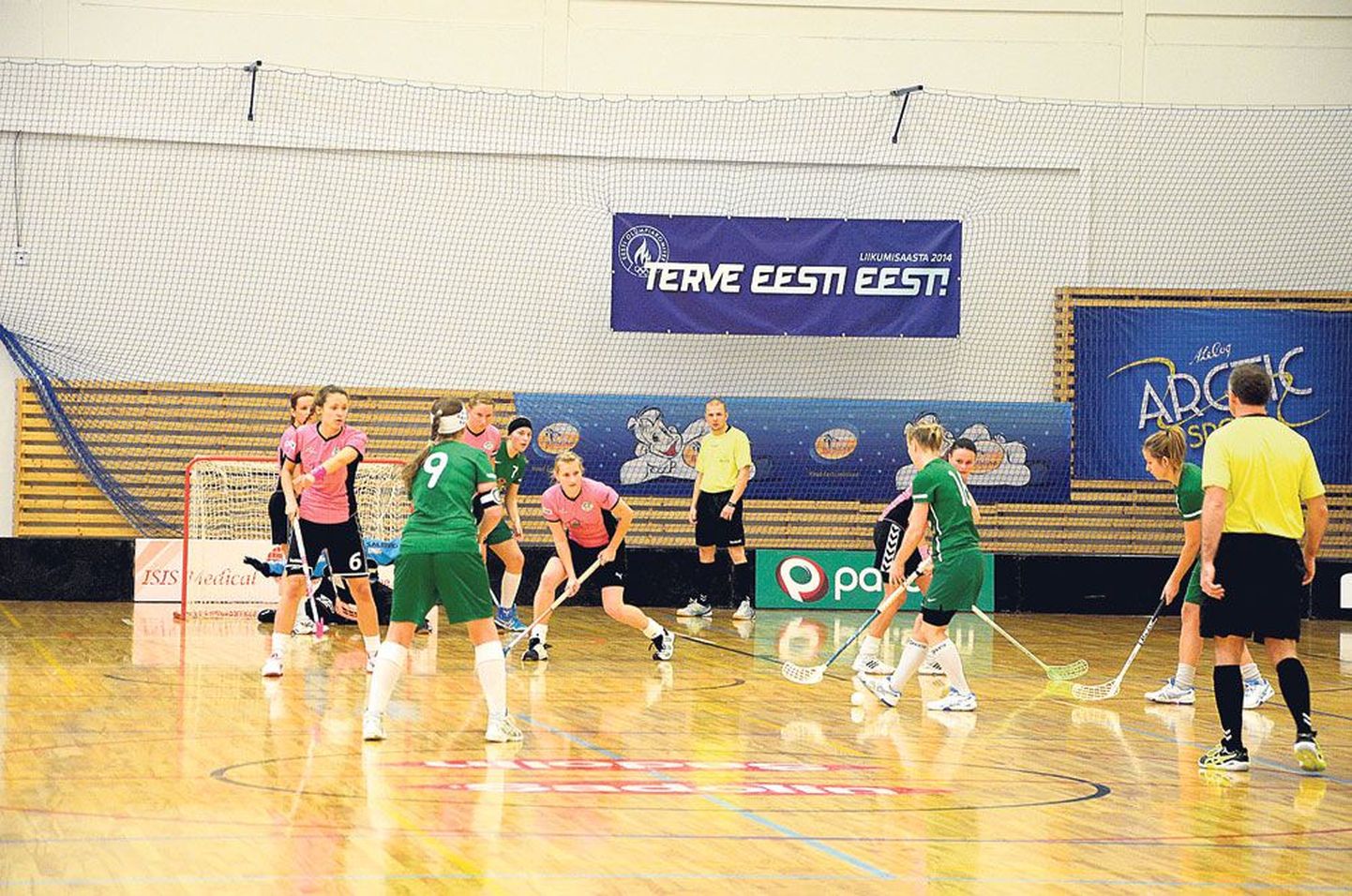Saku Fortuna (roosas) pidas 15. novembril sõpruskohtumise EMÜ SKga (rohelises). Kaheksakordne Eesti meister Fortuna võitis mängu 5:3 ja pani sellega oma saalihokikarjäärile punkti.